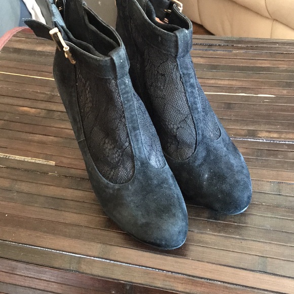 🚨B2G1 JESSICA SIMPSON Black Leather Lace & Velvet /Gold Heeled Booties - Picture 1 of 9